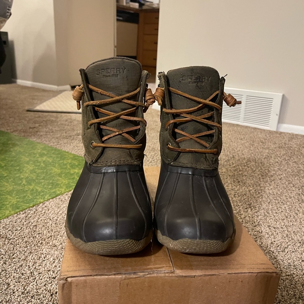 Woman’s sperry boots